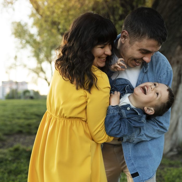 medium-shot-happy-parents-with-kid
